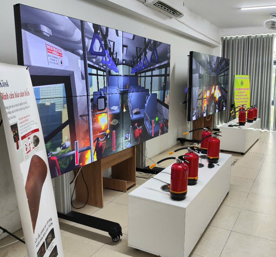 Khách tham quan trải nghiệm CPR