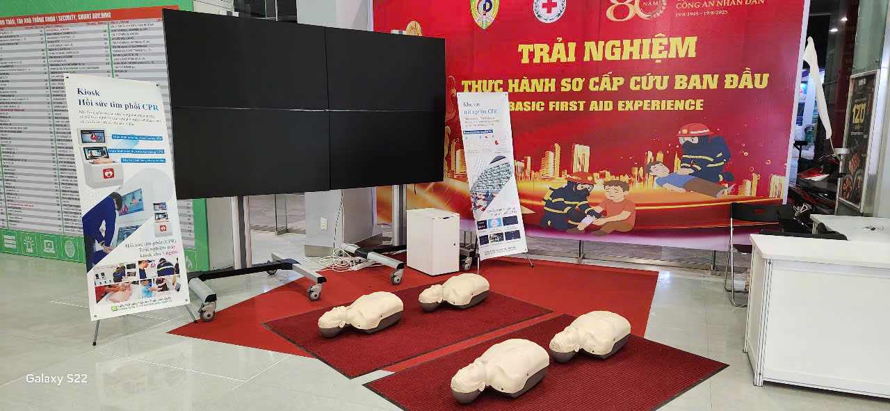 Khách tham quan trải nghiệm CPR