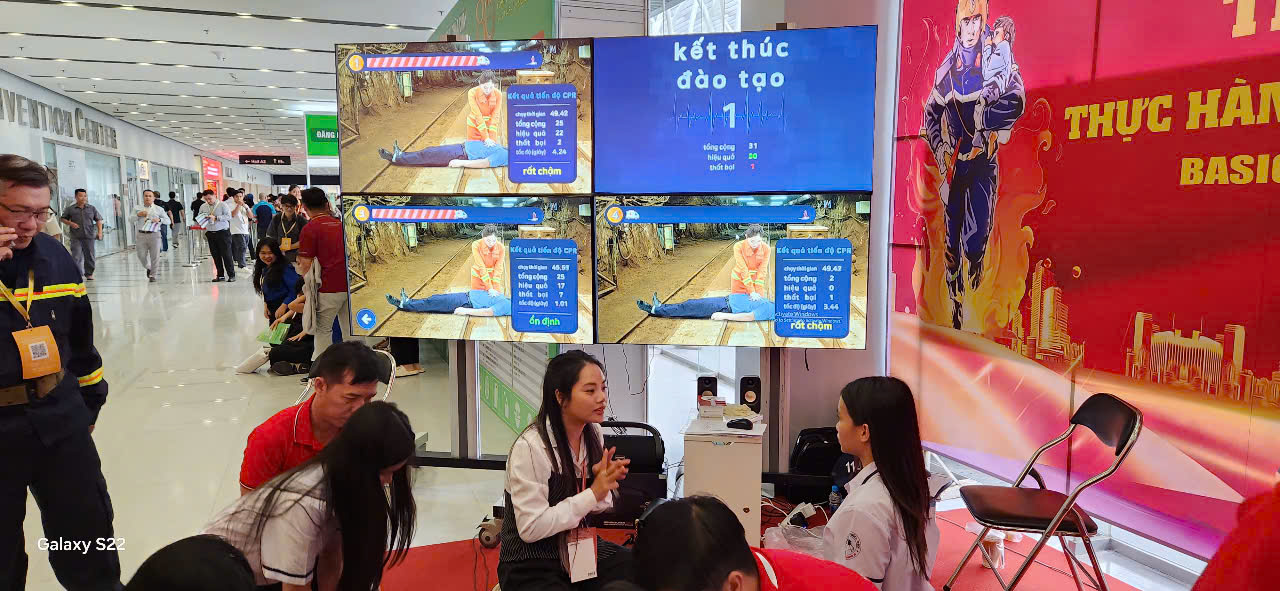 Khách tham quan trải nghiệm thiết bị